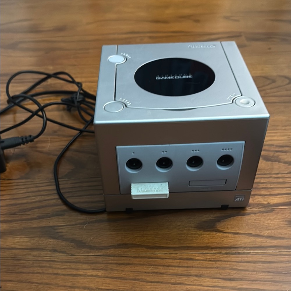 Nintendo GameCube in Metallic Gray + game + memory card